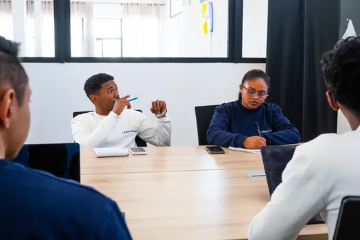 Point d'équipe en salle de réunion.