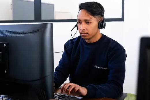 Conseiller en production, casque et double écran.