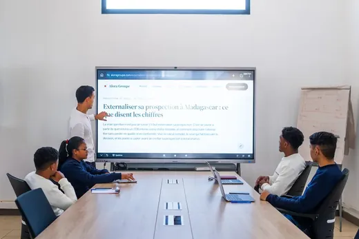 Session de travail en salle de réunion.